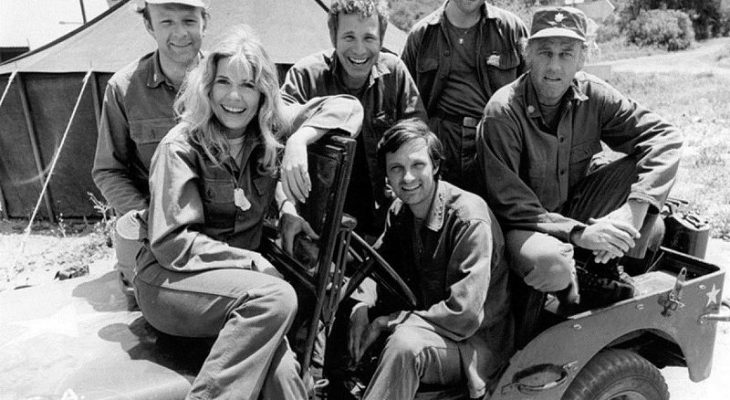 mash cast 1974, alan alda, captain hawkeye pierce, loretta swit, major margaret hot lips houlihan, larry linville, major frank burns, wayne rogers, trapper john, gary burghoff, cpl walter radar oreilly, mclean stevenson, lt col henry blake, 1970s sitcoms, emmy awards, 1970s television series, korean war