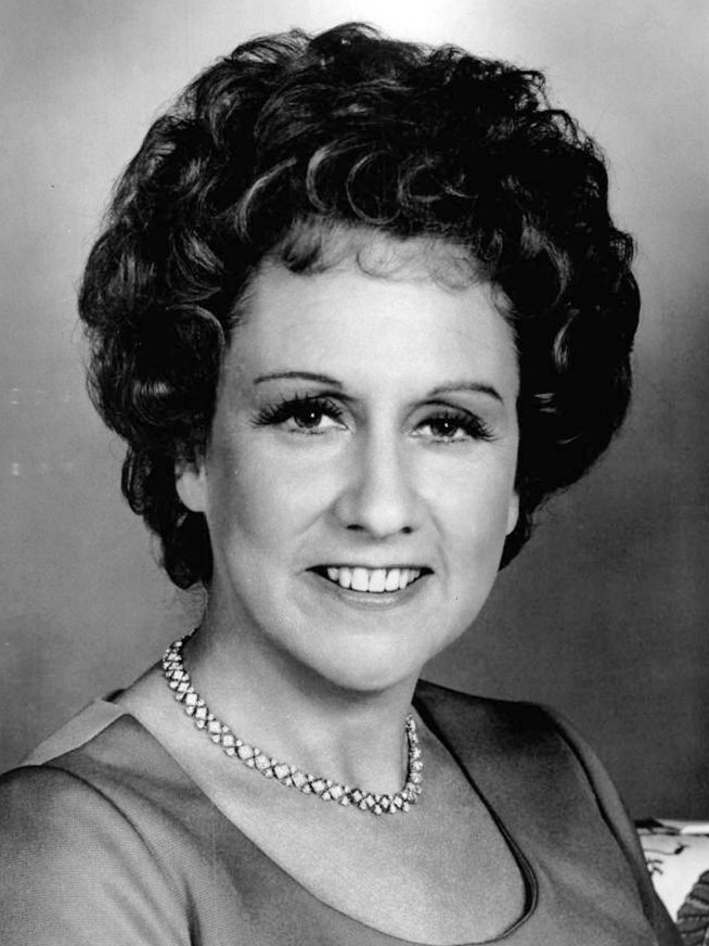 jean stapleton 1977, american actress, 1970s television series, 1970s sitcoms, all in the family, edith bunker