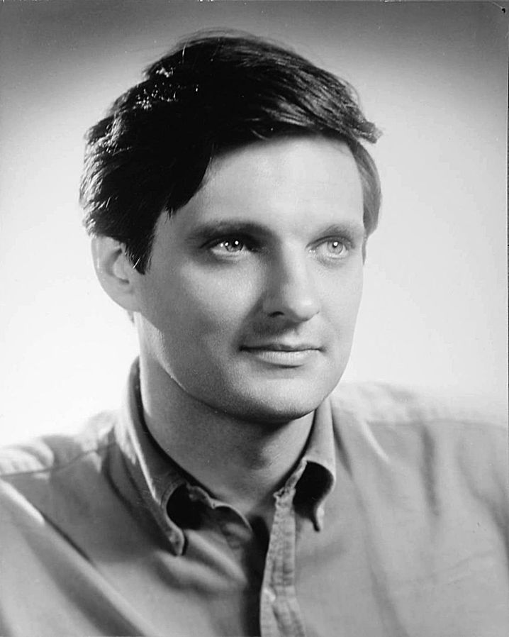 alan alda 1960s, younger, american actor, emmy awards, mash, movie star, television star