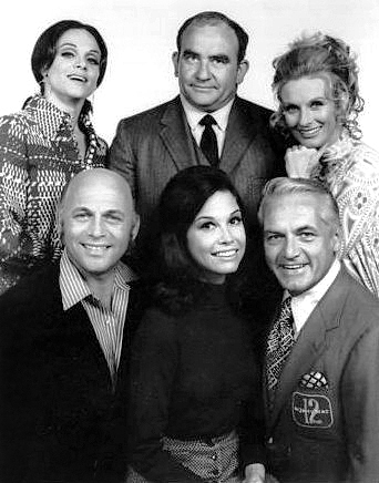 mary tyler moore show cast 1977, mary tyler moore, mary richards, ted knight, ted baxter, cloris leachman, phyllis lindstrom, gavin macleod, murray slaughter, valerie harper, rhoda morgenstern, 1970s television series, 1970s sitcoms