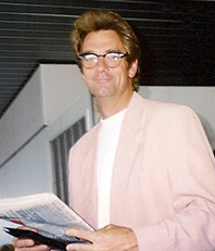 huey lewis lata osiemdziesiąte, huey lewis lata dziewięćdziesiąte, amerykański piosenkarz rockowy, autor tekstów, harmonijkarz, zespoły rockowe lata osiemdziesiąte, huey lewis and the news, albumy rockowe lata osiemdziesiąte, album sportowy, przebojowe single rockowe lata osiemdziesiąte, i want a new drug, serce rock and rolla, jeśli to jest to, idąc po cienkiej linii, huey lewis młodszy, moc miłości, powrót w czasie, gdy byliśmy młodzi, urodzony 5 lipca 1950