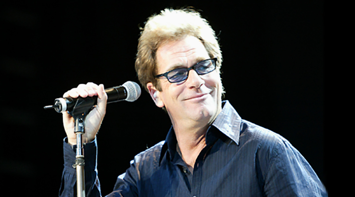 huey lewis 2006, rodným jménem hugh anthony cregg iii, americký rockový zpěvák, skladatel, hráč na foukací harmoniku, rockové skupiny 70. let, zpěvák skupiny Clover, huey lewis and the american express, rockové skupiny 80. let, huey lewis and the news, rockové hity 80. let, do you believe in love, i want a new drug, the heart of rock and roll, if this is it, walking on a thin line, the power of love, back in time, while were young, herec, huey lewis middle aged