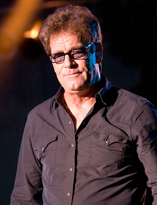 huey lewis 2009, geb. hugh anthony cregg iii, amerikanischer rock sänger, songwriter, mundharmonikaspieler, 1970er rockgruppen, clover lead vocals, huey lewis and the american express, 1980er rock bands, huey lewis and the news, 1980s hit rock singles, do you believe in love, i want a new drug, the heart of rock and roll, if this is it, walking on a thin line, the power of love, back in time, while were young, actor, huey lewis middle aged