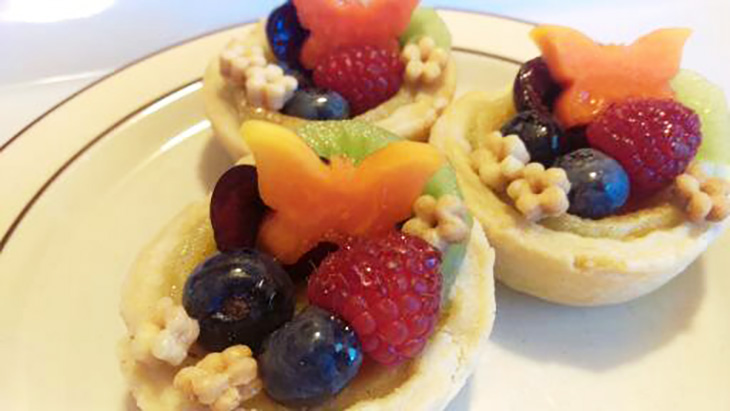 creative fruit tarts, creative baking recipes, my way is the pie way recipe, karen scully pie recipes, creative pie dough ideas, decorate fruit tart pie crusts, fruit tart crust designs, plunger cutter pie crust, creative baker, artistic hobbies, 