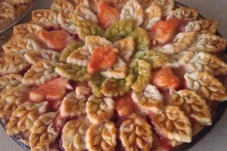 strawberry pie crust, plunger cutter leaves pie dough, strawberry pie leaves design pie crust, creative pie dough recipes, creative baking recipes, my way is the pie way designs, karen scully pie recipes, decorative pie crusts