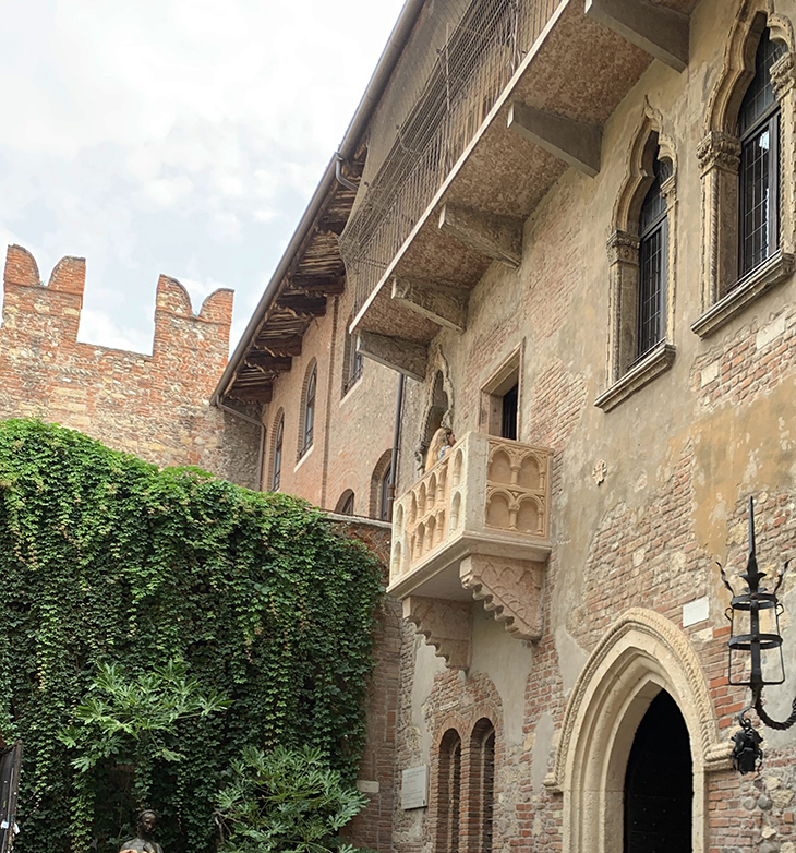 juliet capulet balcony, juliet statue, capulet family house courtyard, william shakespeare tragedy, romeo and juliet play, verona italy attractions, what to see in verona italy, 